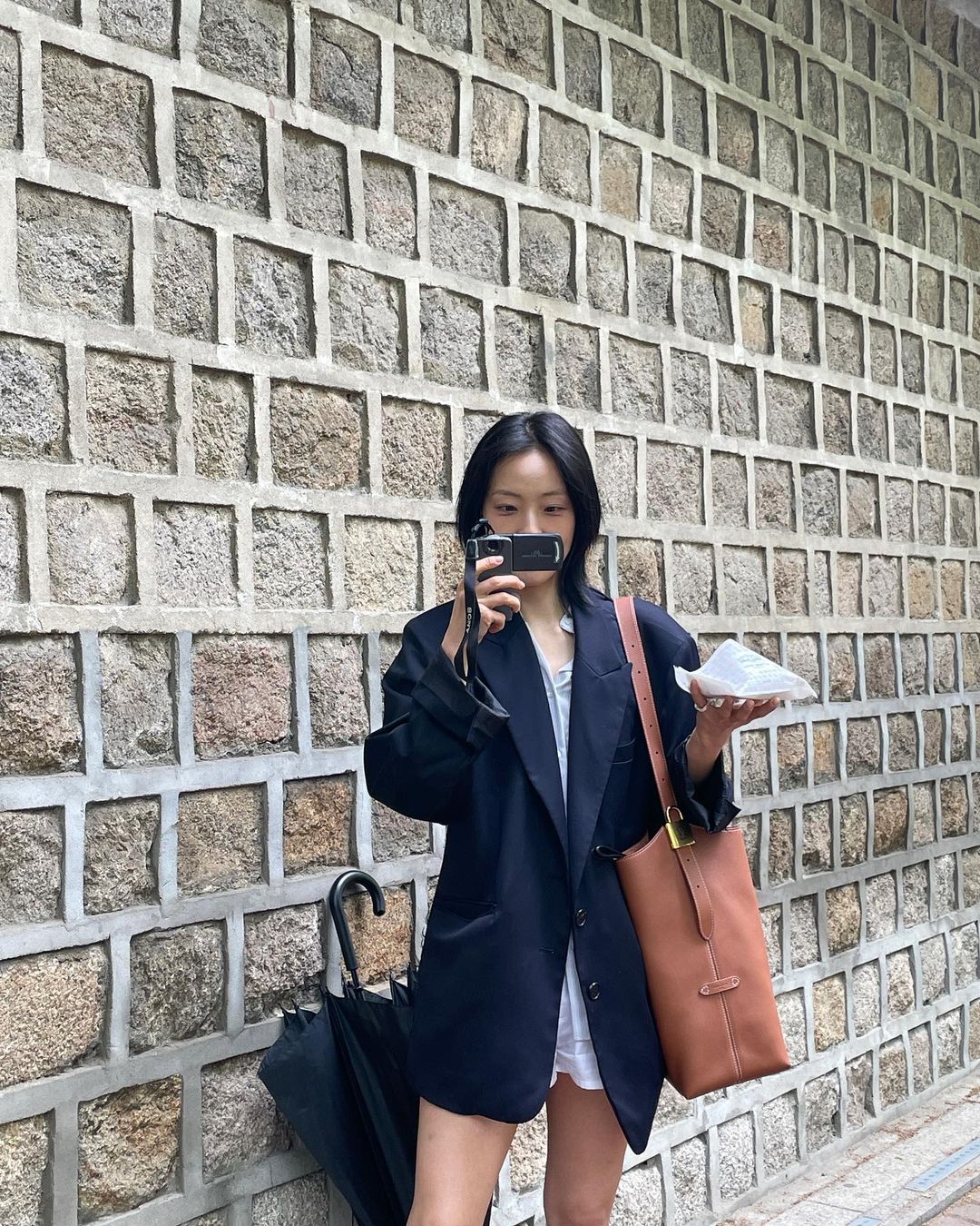 全少妮独特的淡漠系气质让人难忘,舒适自在的穿搭最有型