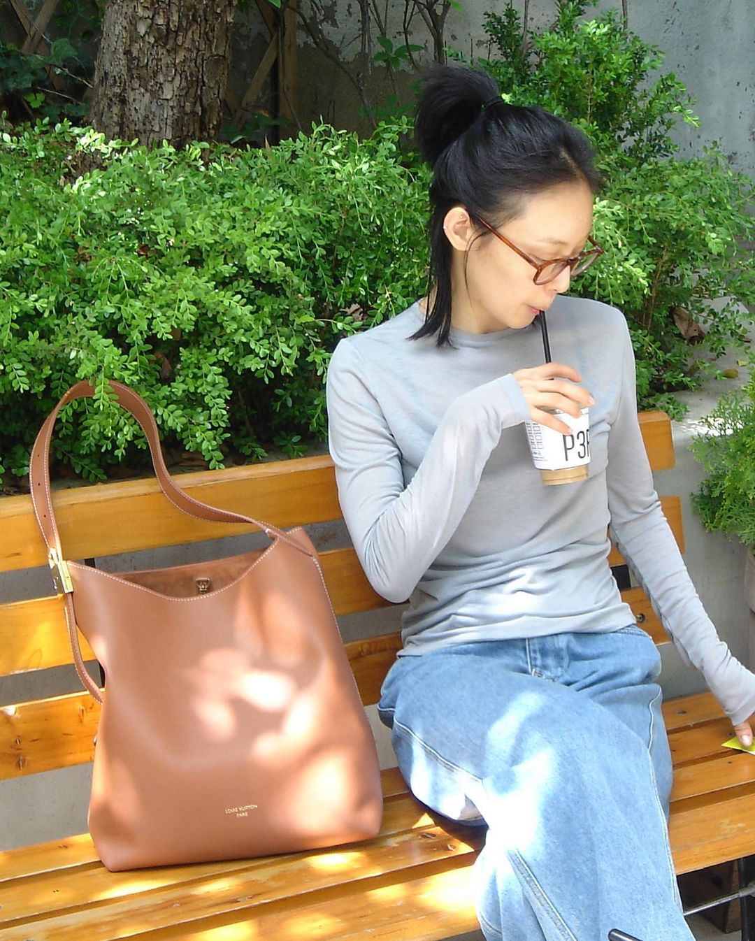 全少妮独特的淡漠系气质让人难忘,舒适自在的穿搭最有型