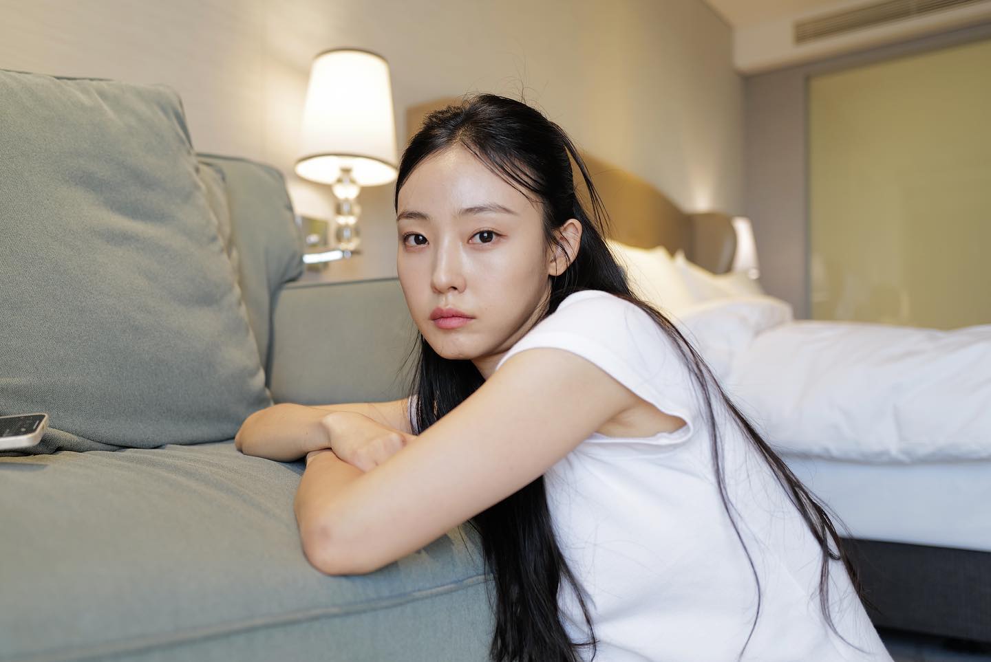 全少妮独特的淡漠系气质让人难忘,舒适自在的穿搭最有型