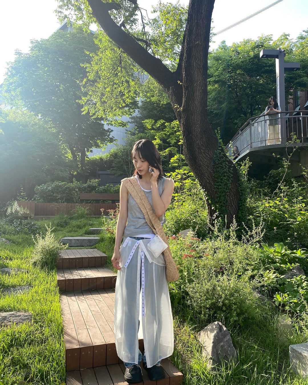 全少妮独特的淡漠系气质让人难忘,舒适自在的穿搭最有型