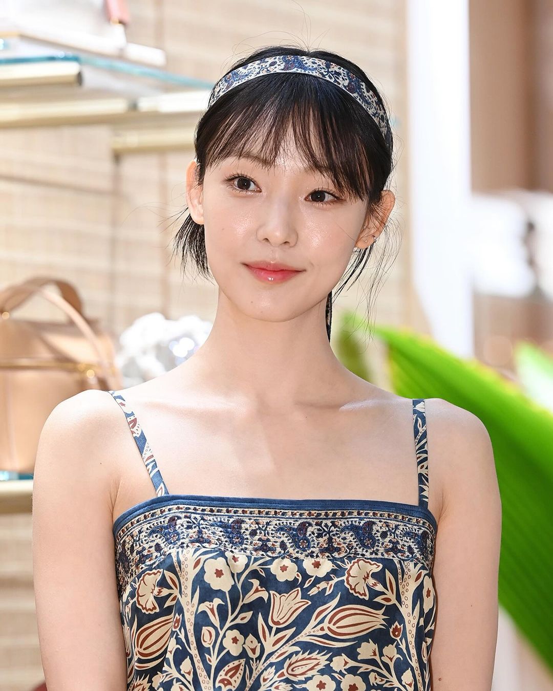 全少妮独特的淡漠系气质让人难忘,舒适自在的穿搭最有型
