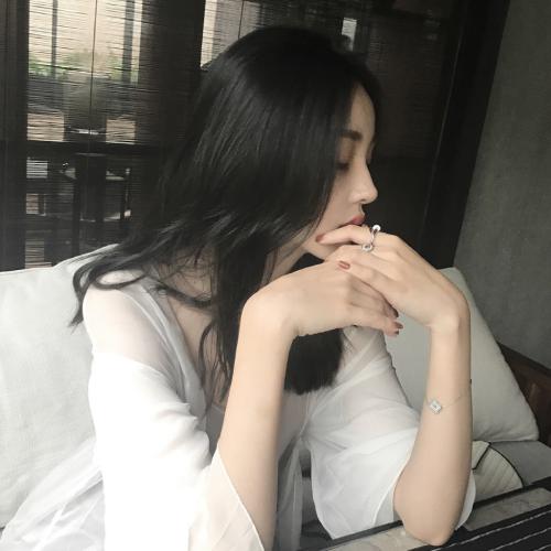 在公车上被一个又一个的乘客撞到 真的很闹心