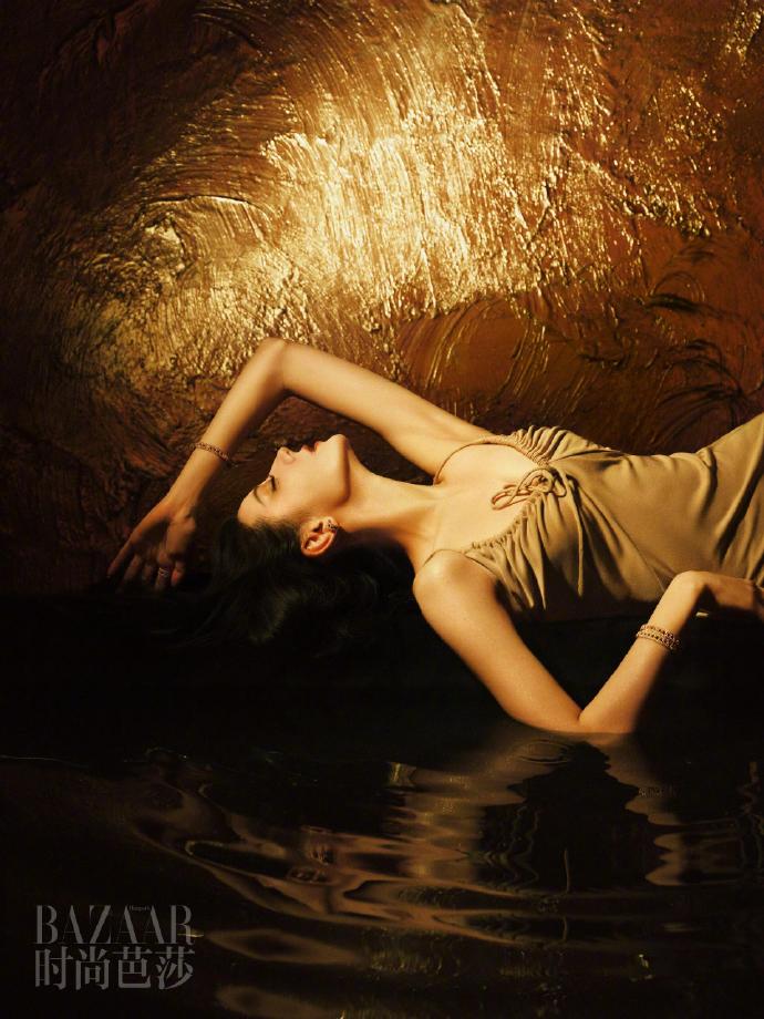 迪丽热巴登时尚芭莎杂志，美得不可方物