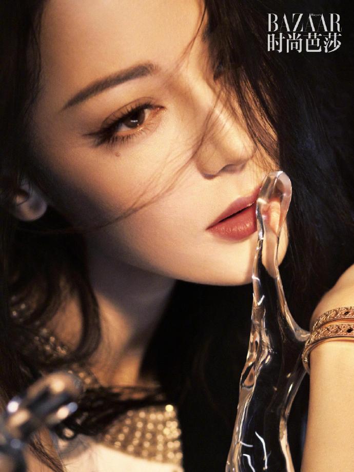 迪丽热巴登时尚芭莎杂志，美得不可方物