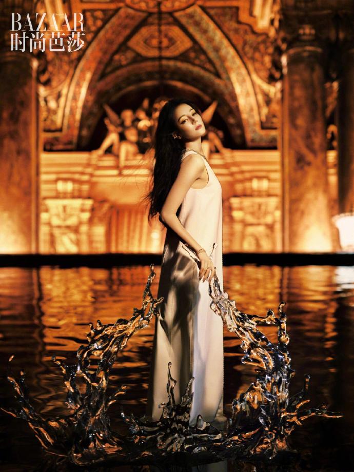 迪丽热巴登时尚芭莎杂志，美得不可方物