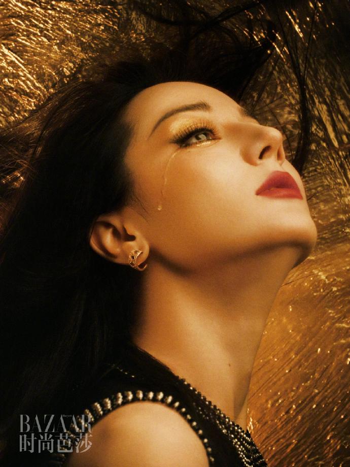 迪丽热巴登时尚芭莎杂志，美得不可方物