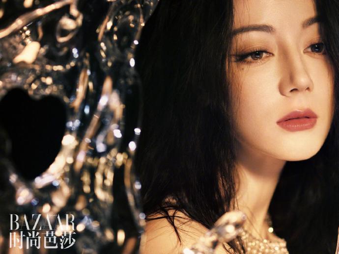 迪丽热巴登时尚芭莎杂志，美得不可方物