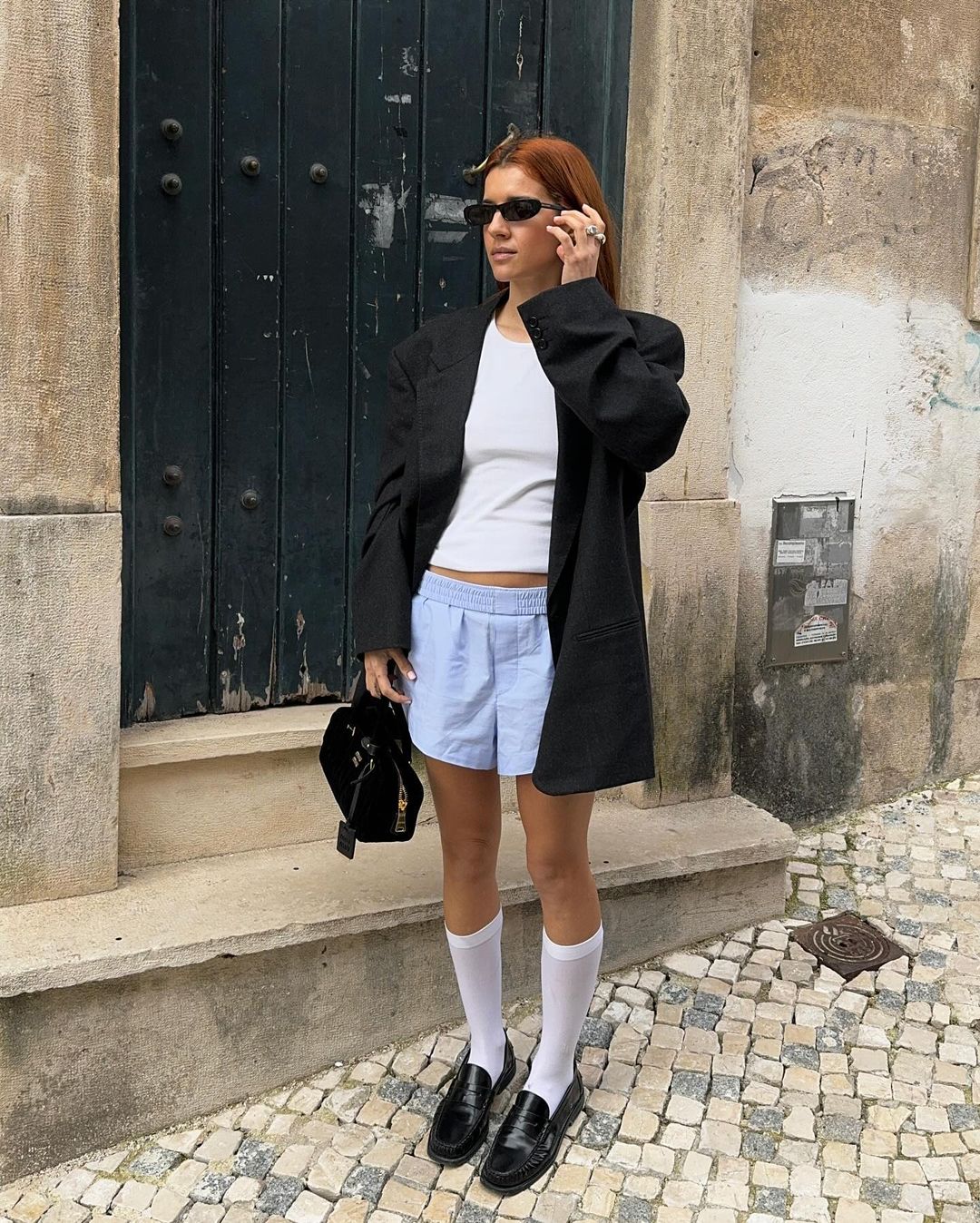 长袜还是踝袜?2024最流行的是“及膝透明袜”