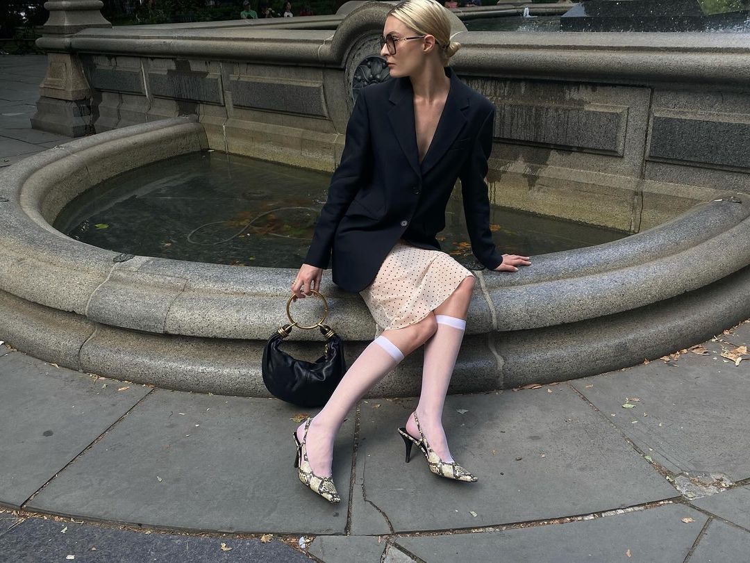 长袜还是踝袜?2024最流行的是“及膝透明袜”