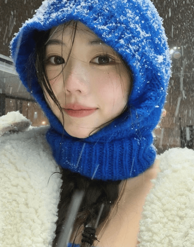 幼态脸也能驾驭时尚?看ins穿搭博主如何演绎可爱新风尚