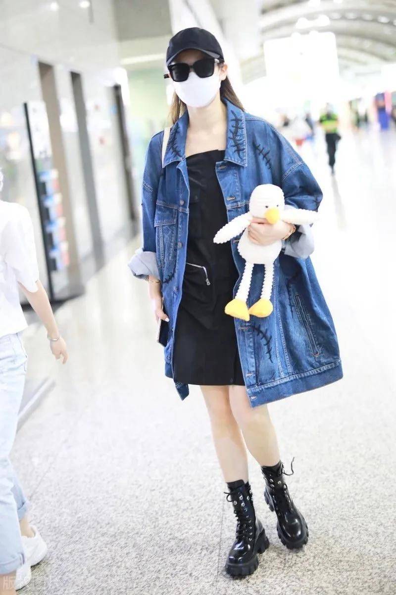 北大校医院偶遇戚薇，有素人对比才知她到底多美，穿搭时髦跟学生无违和感！-5