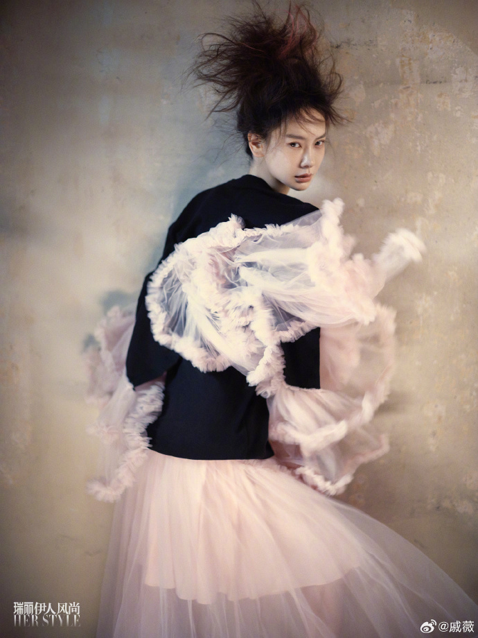 戚薇登《瑞丽》时尚杂志封面 又酷又美