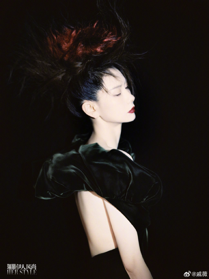戚薇登《瑞丽》时尚杂志封面 又酷又美