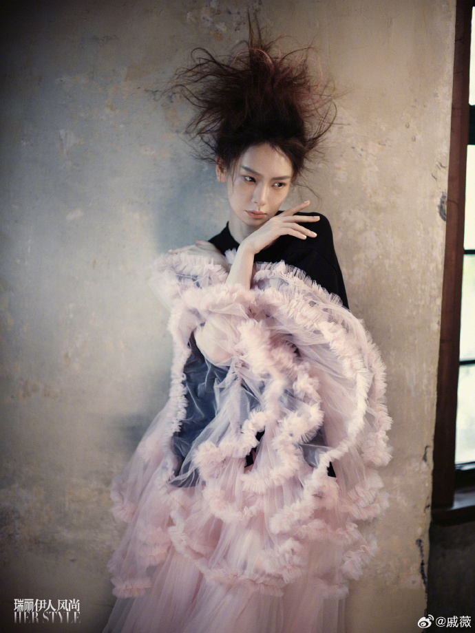 戚薇登《瑞丽》时尚杂志封面 又酷又美
