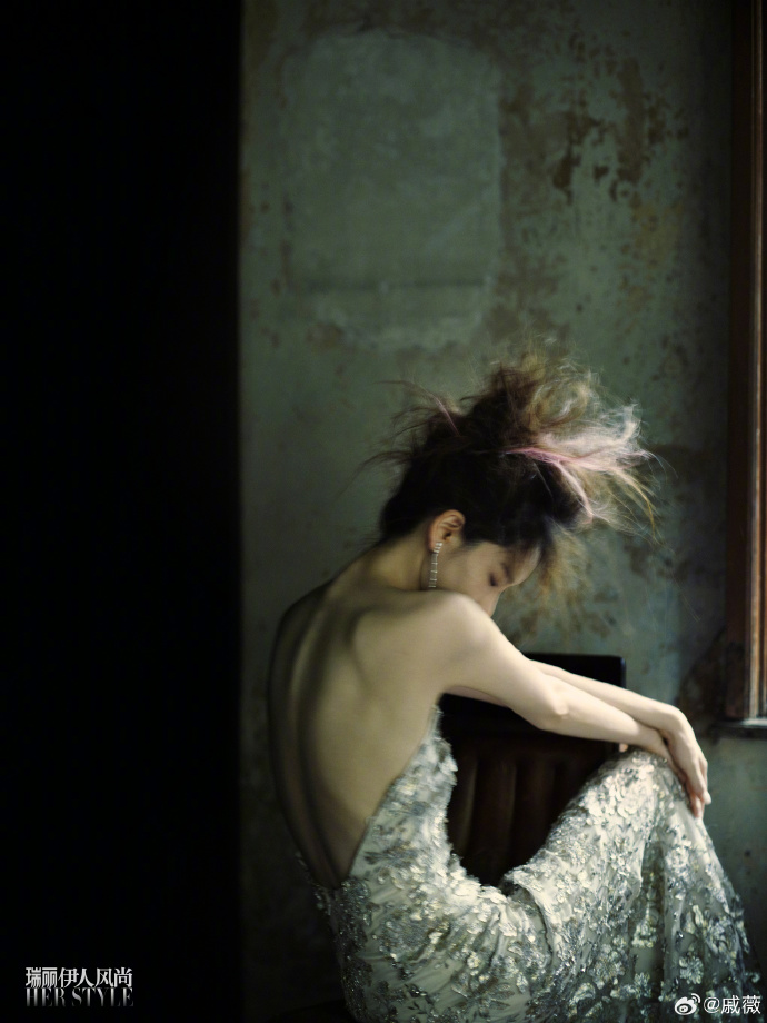 戚薇登《瑞丽》时尚杂志封面 又酷又美