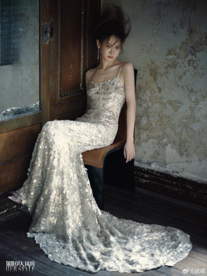 戚薇登《瑞丽》时尚杂志封面 又酷又美
