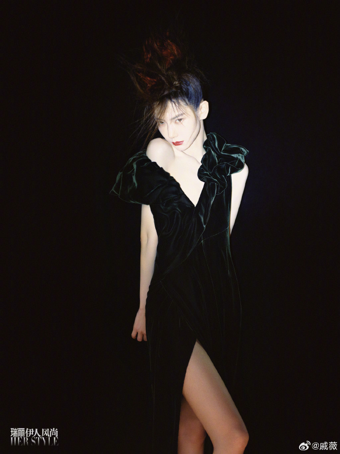 戚薇登《瑞丽》时尚杂志封面 又酷又美