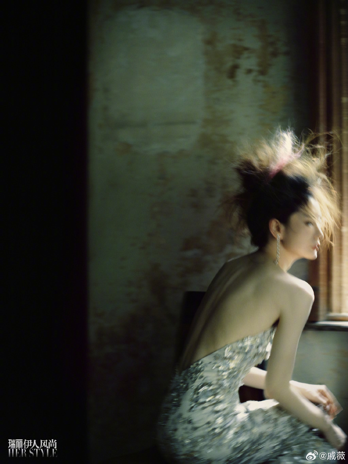戚薇登《瑞丽》时尚杂志封面 又酷又美