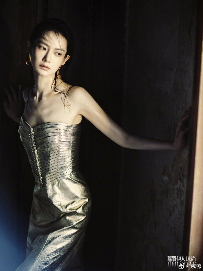 戚薇登《瑞丽》时尚杂志封面 又酷又美
