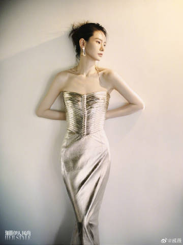 戚薇登《瑞丽》时尚杂志封面 又酷又美