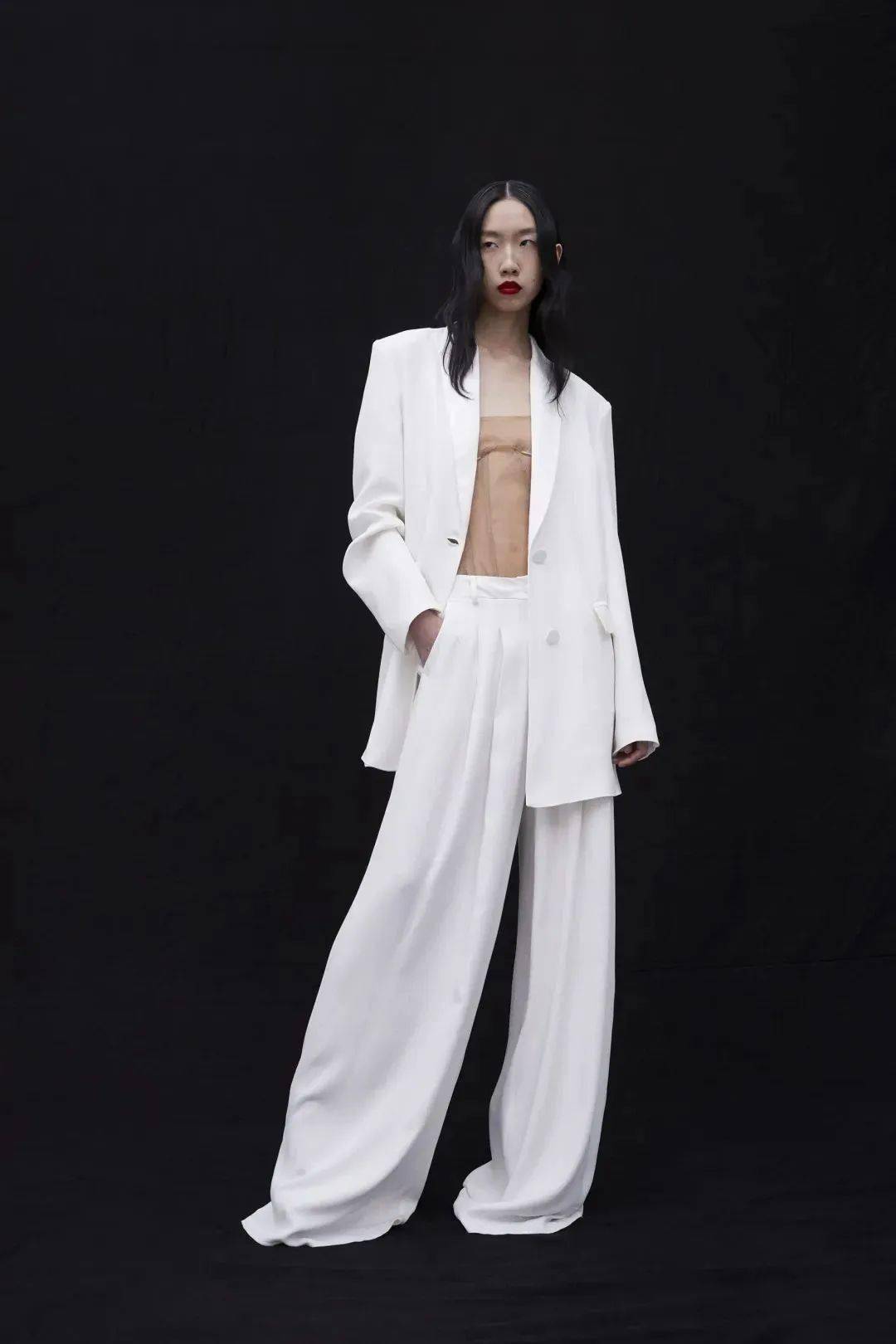 早秋穿白色系搭配,越简单越时髦!-8 早秋穿白色系搭配,越简单越时髦!