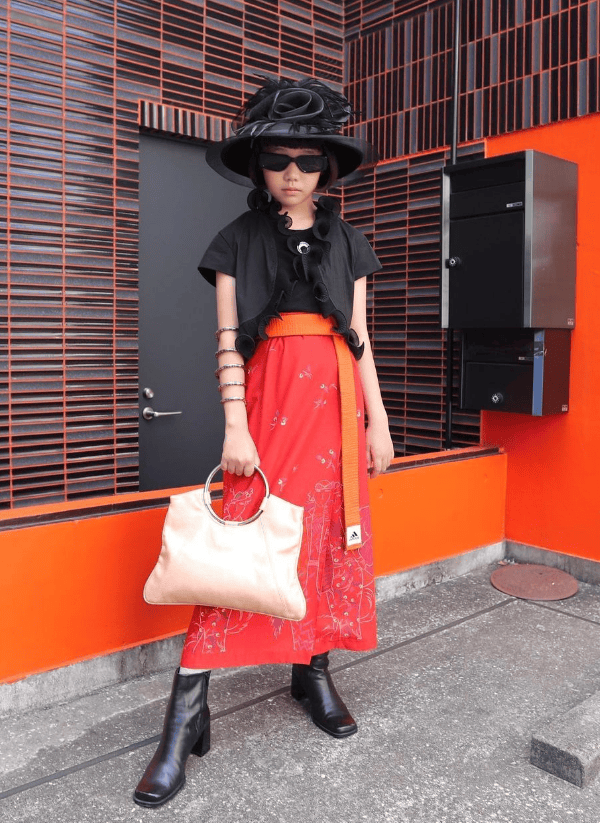 小小搭配师coco，复古与街头并蓄的时尚穿搭示例