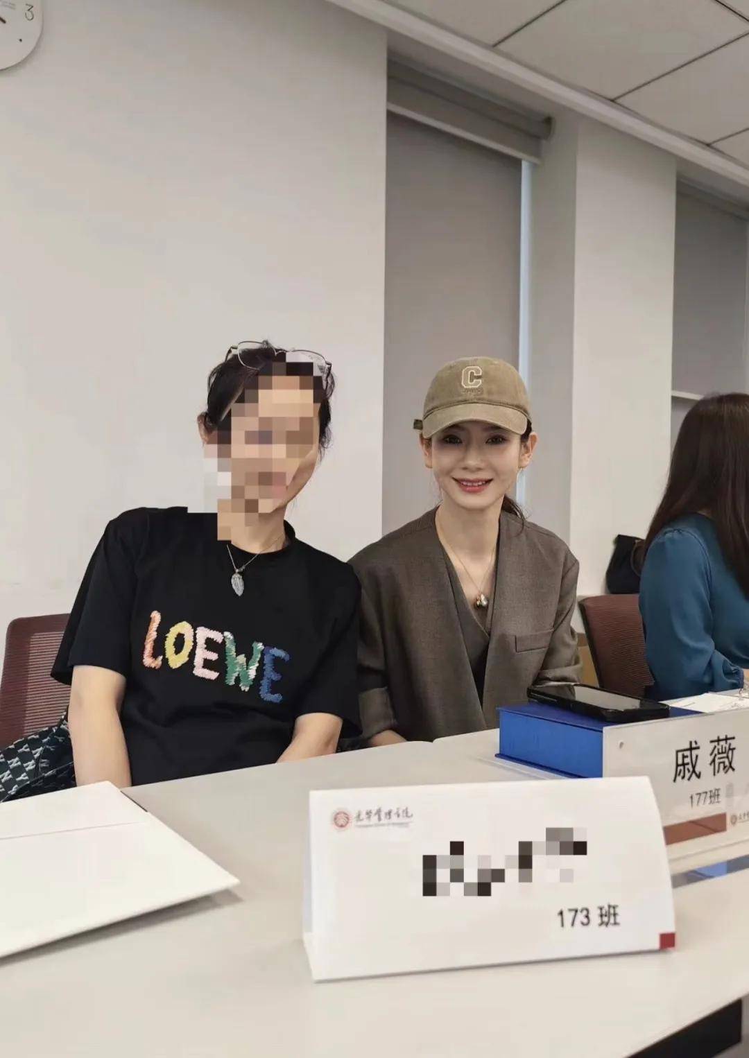 北大校医院偶遇戚薇，有素人对比才知她到底多美，穿搭时髦跟学生无违和感！-1