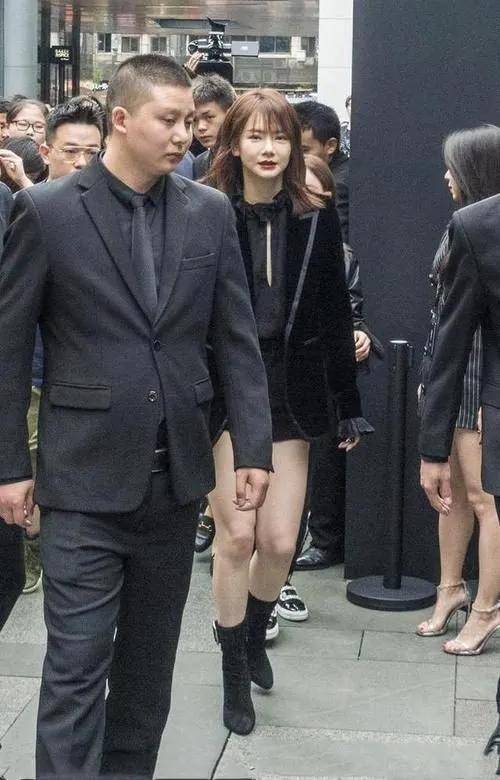 北大校医院偶遇戚薇，有素人对比才知她到底多美，穿搭时髦跟学生无违和感！-6