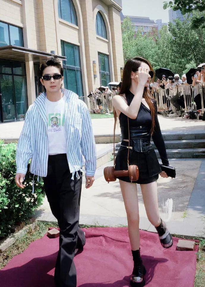 北大校医院偶遇戚薇，有素人对比才知她到底多美，穿搭时髦跟学生无违和感！-7