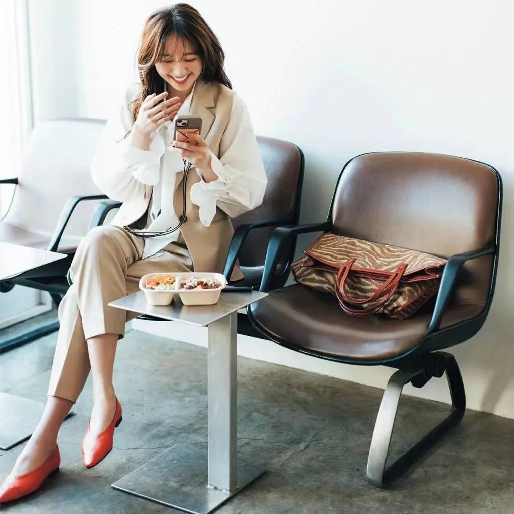 2024新晋秋冬流行色曝光:“米色系”!温柔又显贵,早穿早美-3 2024新晋秋冬流行色曝光:“米色系”!温柔又显贵,早穿早美