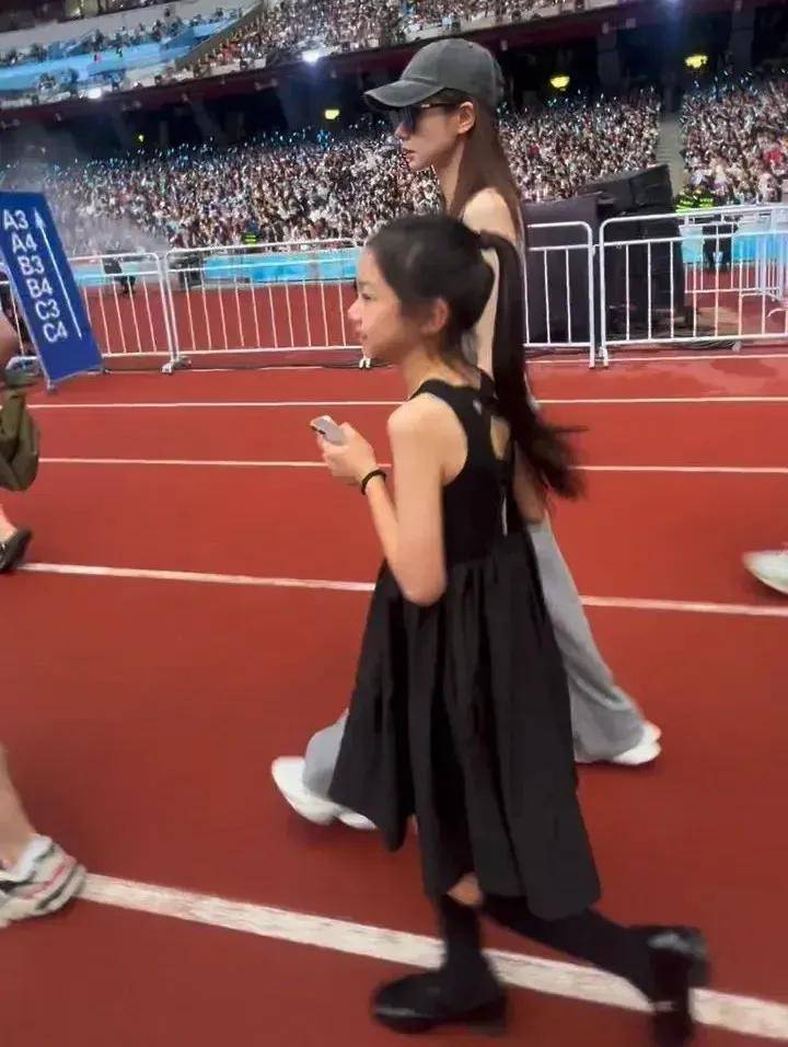 北大校医院偶遇戚薇，有素人对比才知她到底多美，穿搭时髦跟学生无违和感！-4