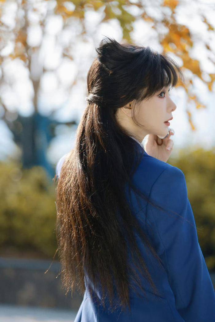 戚薇cos毛利兰！她俏脸冷艳微笑甜美，上演蓝色制服诱惑