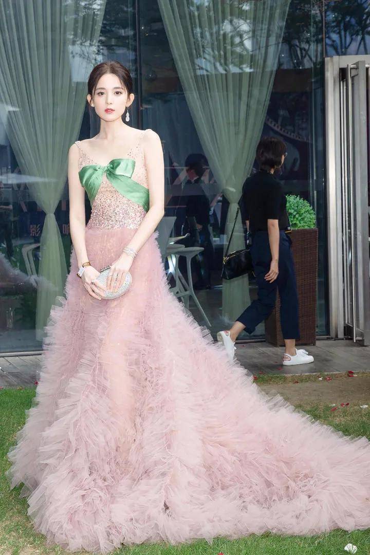 古力娜扎最新写真颜值爆表，看她背后的魅力的穿搭密码！-4