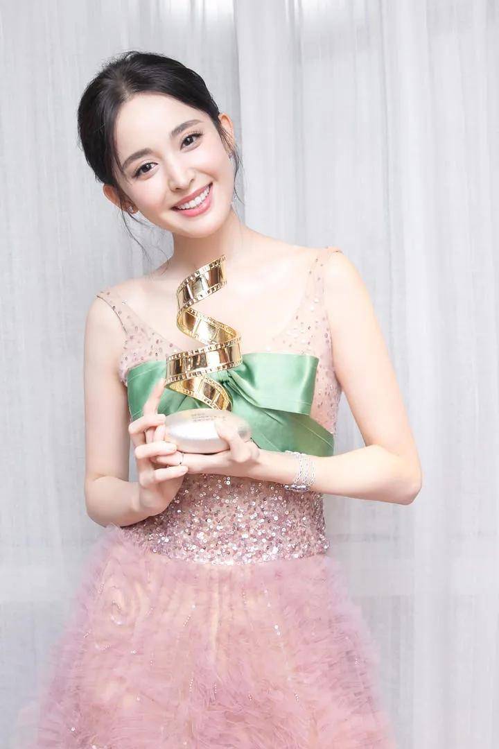 古力娜扎最新写真颜值爆表，看她背后的魅力的穿搭密码！-1
