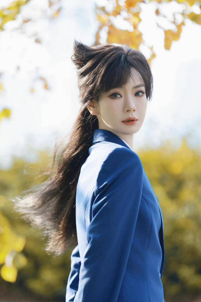 戚薇cos毛利兰！她俏脸冷艳微笑甜美，上演蓝色制服诱惑