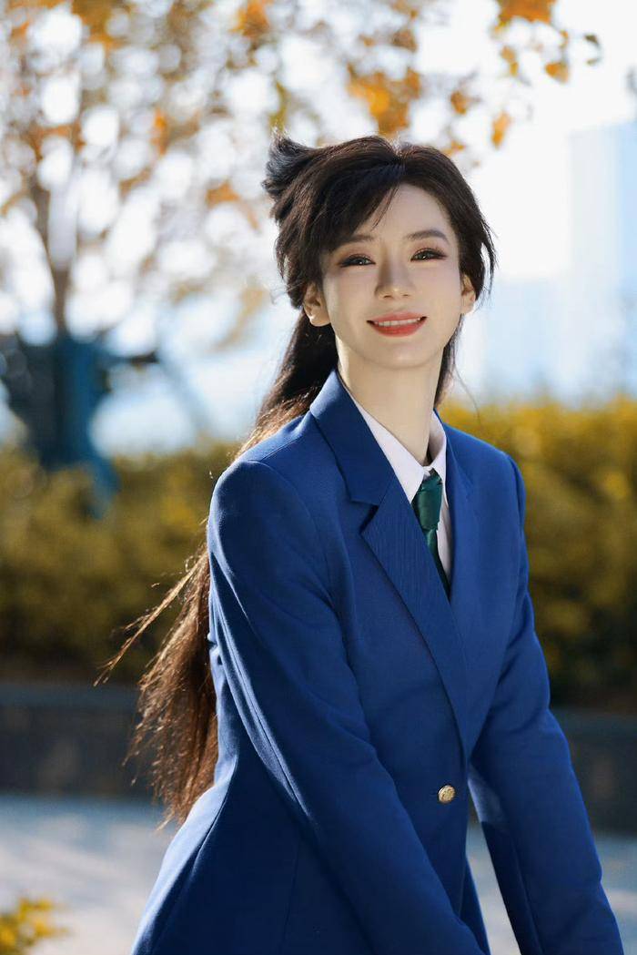 戚薇cos毛利兰！她俏脸冷艳微笑甜美，上演蓝色制服诱惑