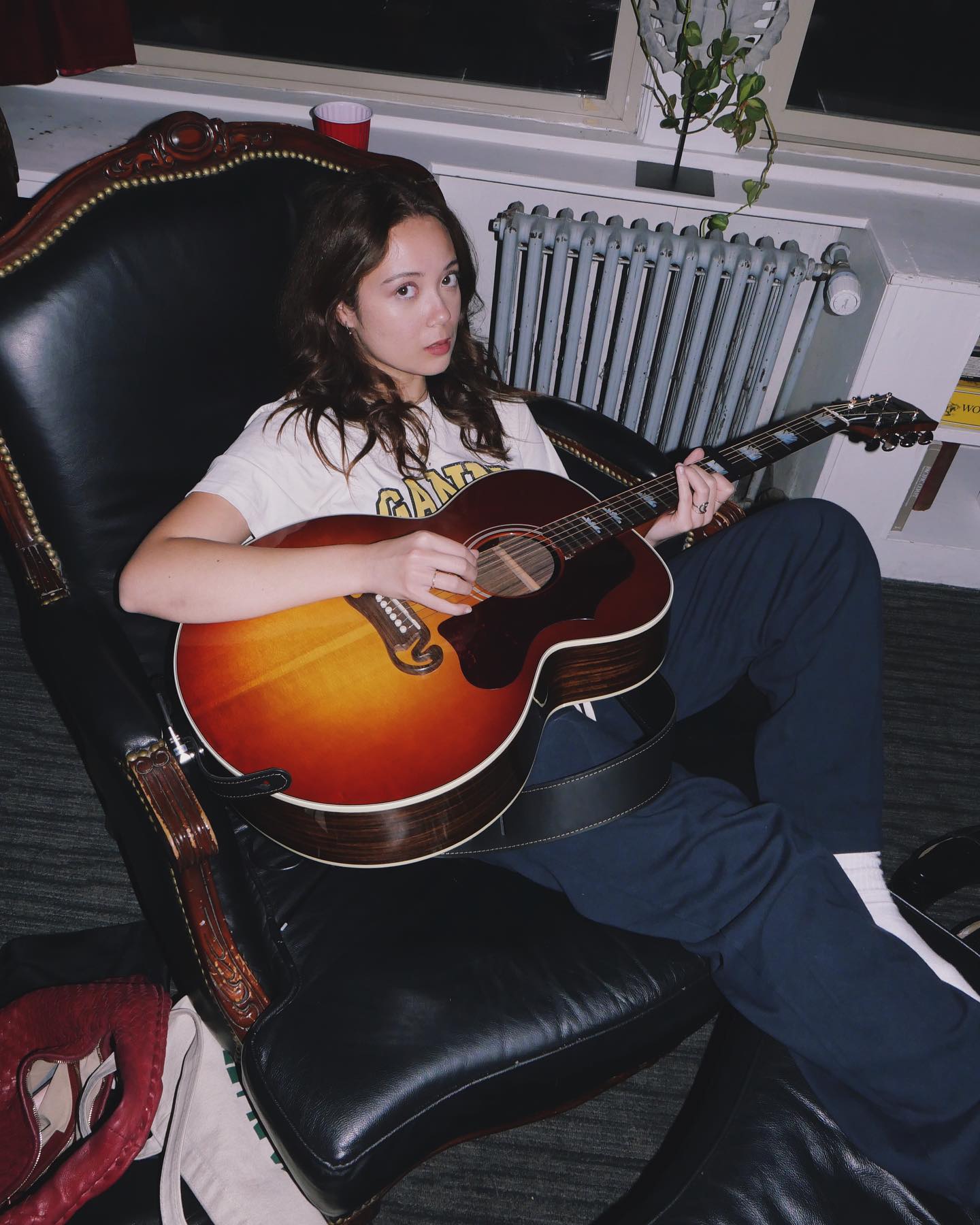 在CHANEL秀上发现的可爱女生，林冰 Laufey为什么成为乐坛新星又获品牌青睐？