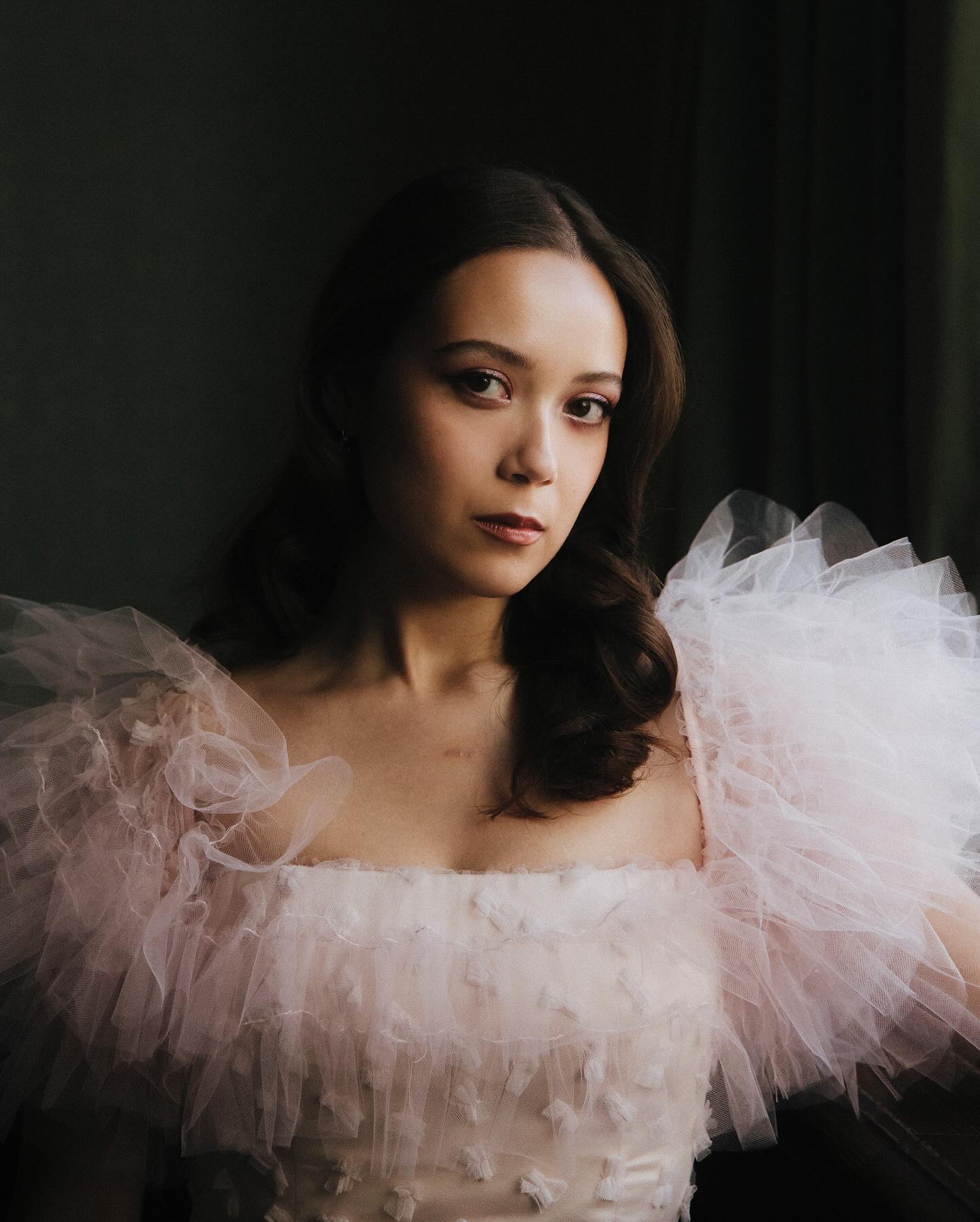 在CHANEL秀上发现的可爱女生,林冰 Laufey为什么成为乐坛新星又获品牌青睐?