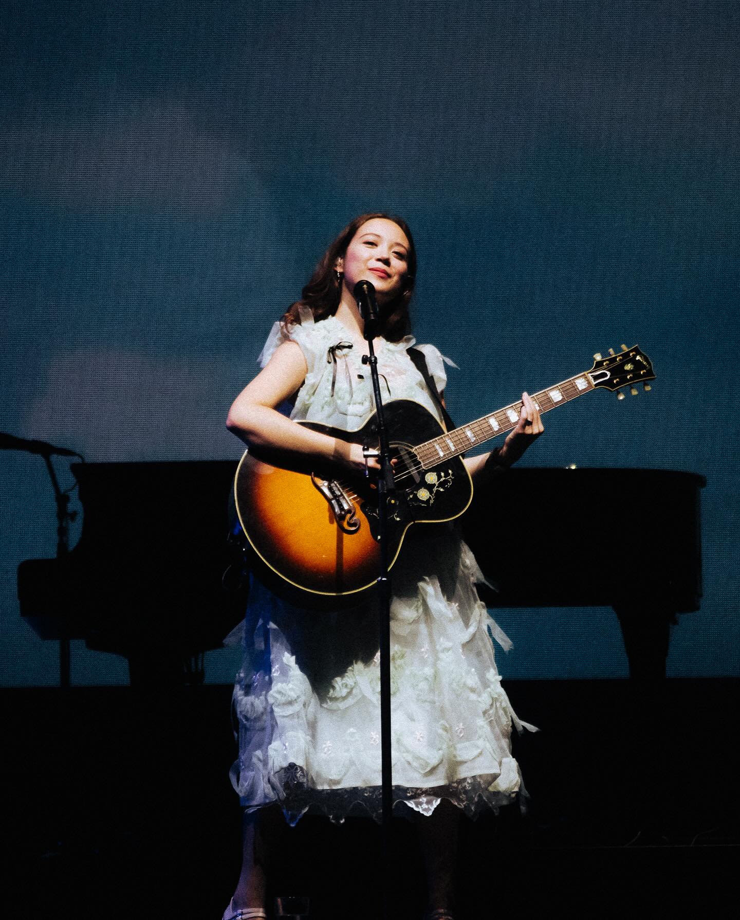 在CHANEL秀上发现的可爱女生,林冰 Laufey为什么成为乐坛新星又获品牌青睐?