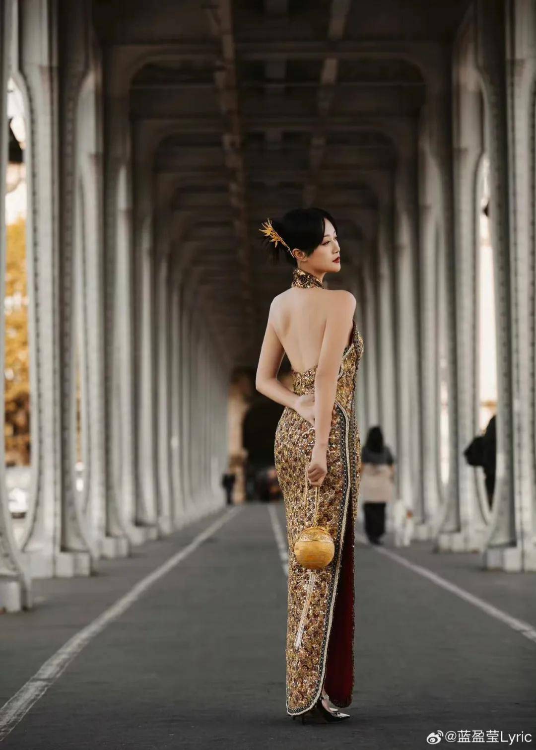 蓝盈莹穿金色露背旗袍在巴黎超美！曼妙身材太性感妖娆-5