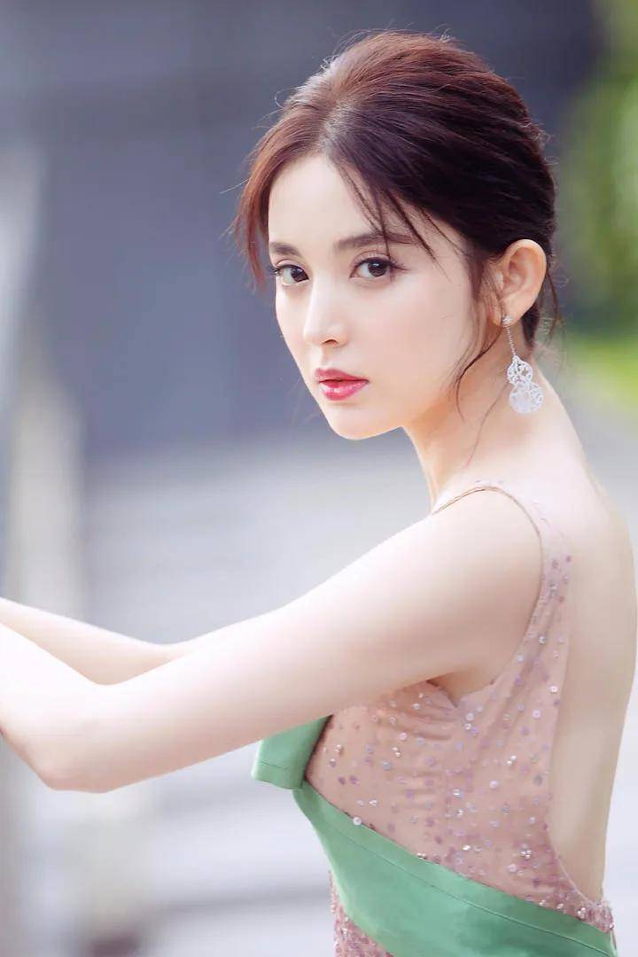 古力娜扎最新写真颜值爆表，看她背后的魅力的穿搭密码！-5