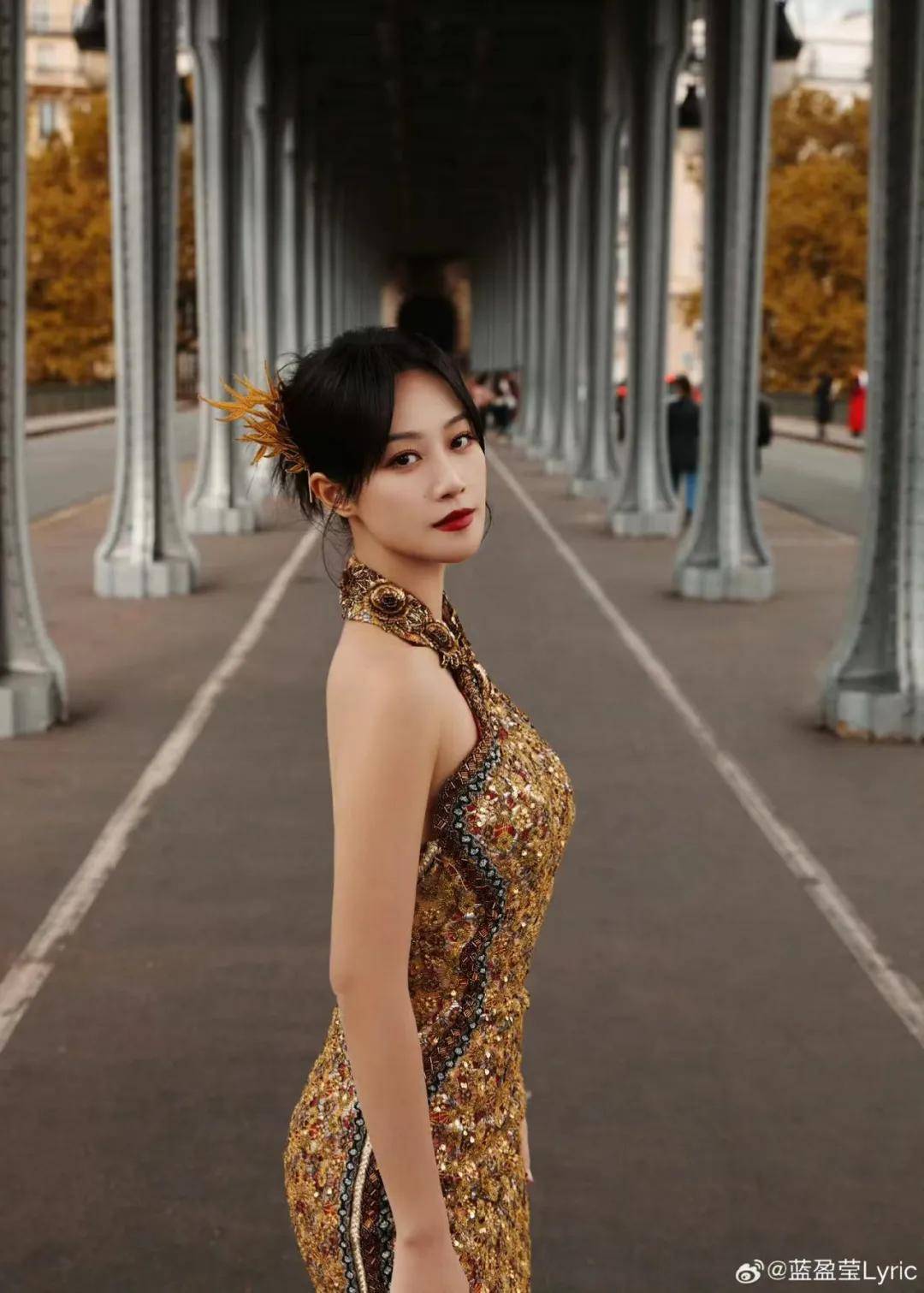 蓝盈莹穿金色露背旗袍在巴黎超美！曼妙身材太性感妖娆-2
