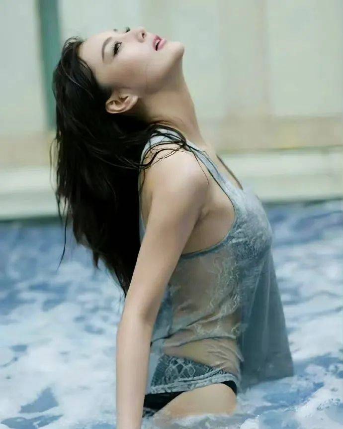张馨予泳装大片来袭，身材颜值双在线！她的时尚秘诀究竟是什么？-3
