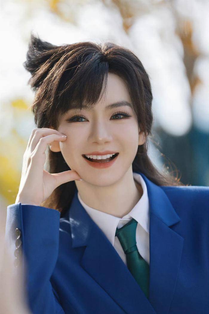 戚薇cos毛利兰！她俏脸冷艳微笑甜美，上演蓝色制服诱惑