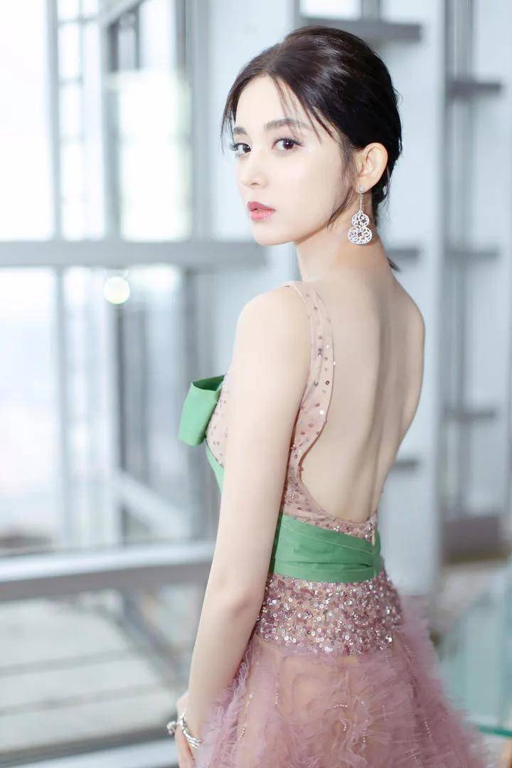 古力娜扎最新写真颜值爆表，看她背后的魅力的穿搭密码！-2