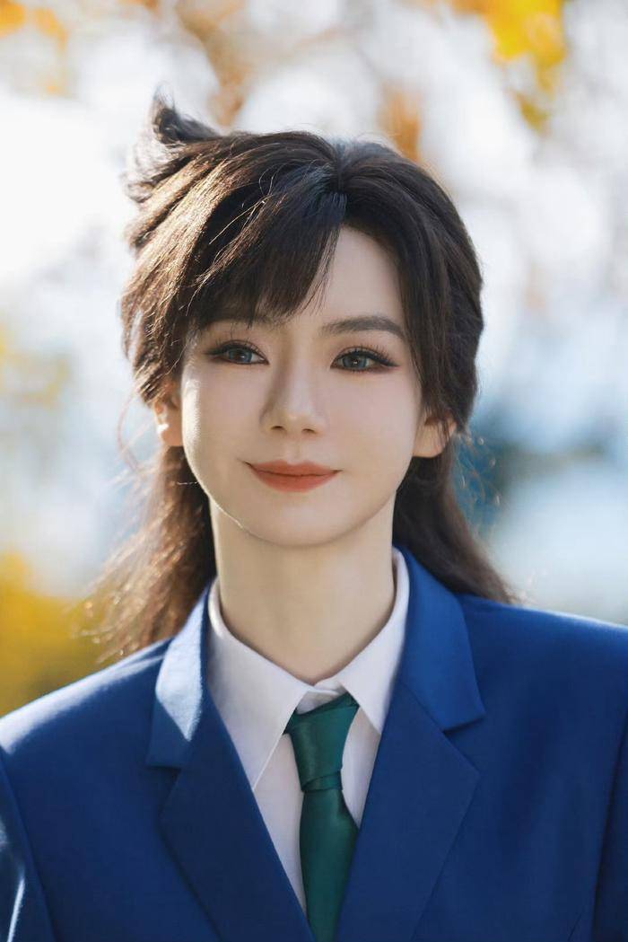 戚薇cos毛利兰！她俏脸冷艳微笑甜美，上演蓝色制服诱惑