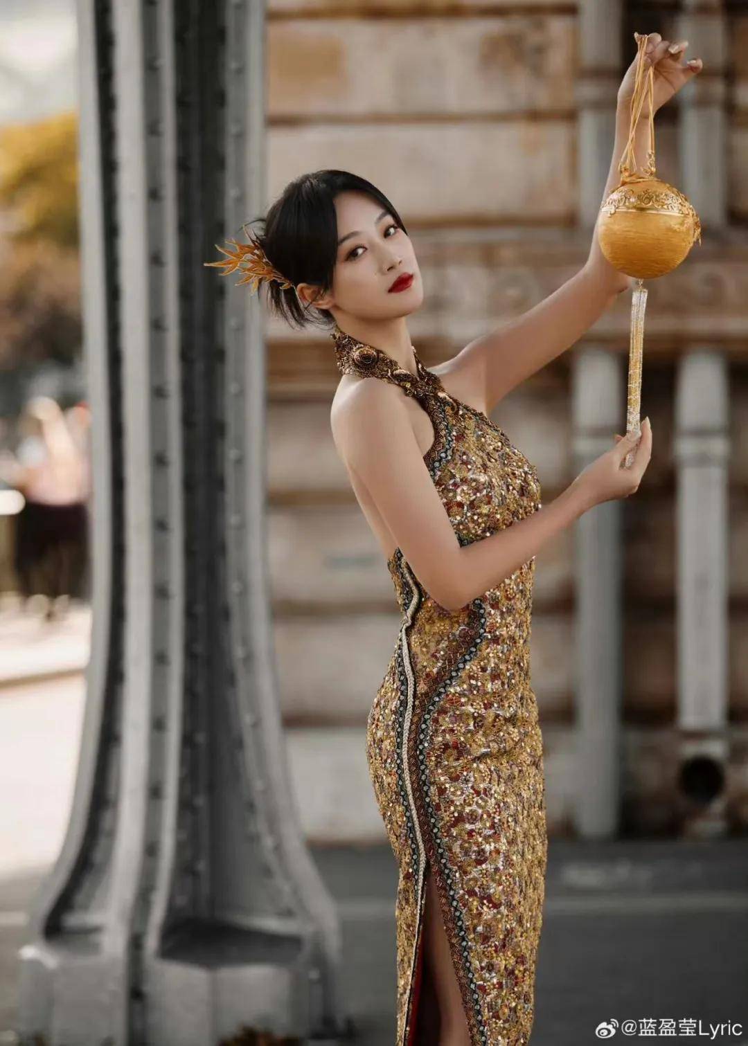 蓝盈莹穿金色露背旗袍在巴黎超美！曼妙身材太性感妖娆-4