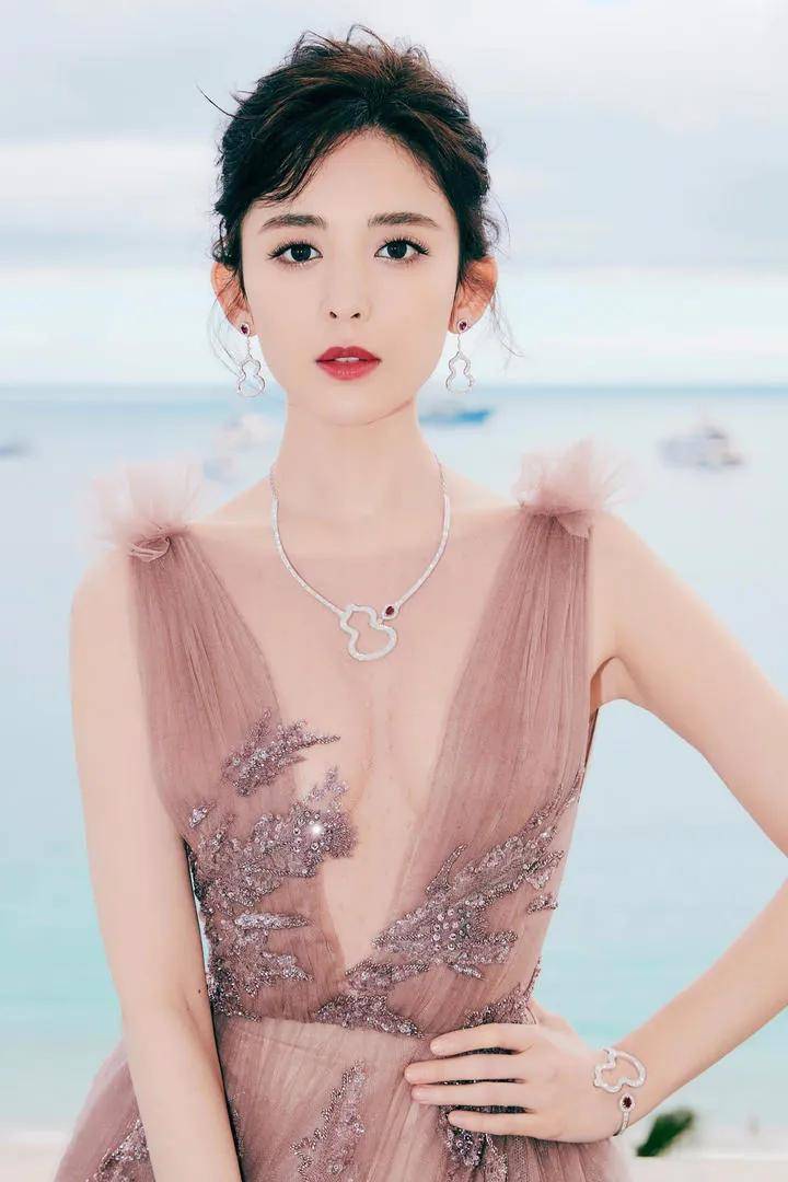 古力娜扎最新写真颜值爆表，看她背后的魅力的穿搭密码！-6