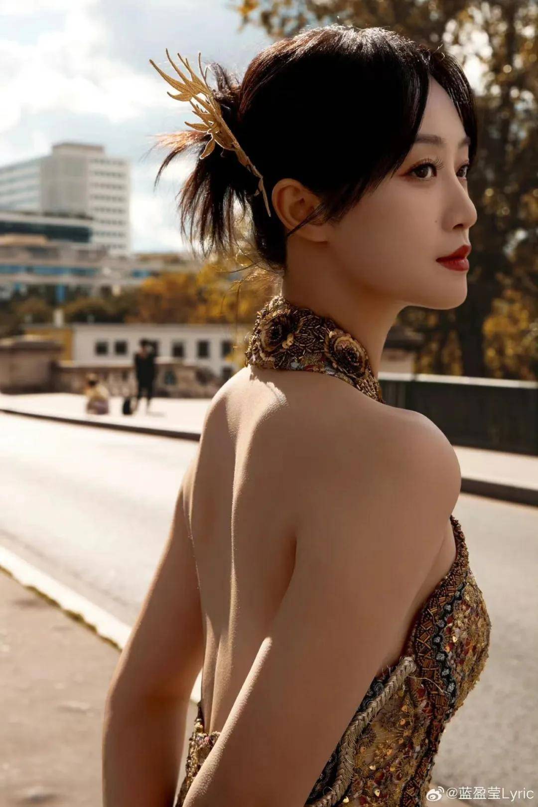 蓝盈莹穿金色露背旗袍在巴黎超美！曼妙身材太性感妖娆-1