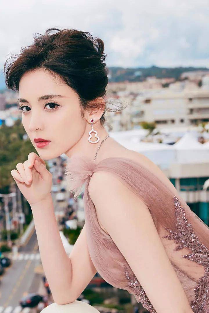 古力娜扎最新写真颜值爆表，看她背后的魅力的穿搭密码！-3